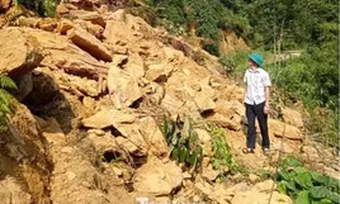 Hơn 10.000m3 đất đá vùi lấp đường vào ngôi làng