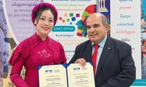 Sao Mai Huyền Trang được vinh danh tại Hy Lạp