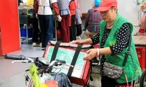 Người phụ nữ thu gom phế liệu đưa cơm cho 12 cụ già neo đơn suốt 3 năm