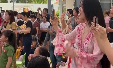 Vợ Quang Hải đi xe 8 tỷ đến trường mẫu giáo của con dự Trung thu, mặc đồ như Hằng Nga nổi bật giữa dàn phụ huynh