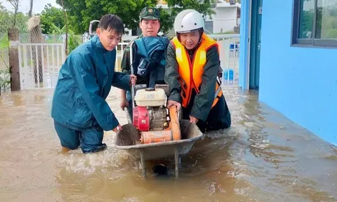 Trường học nhiều nơi cho học sinh tạm nghỉ vì mưa lớn