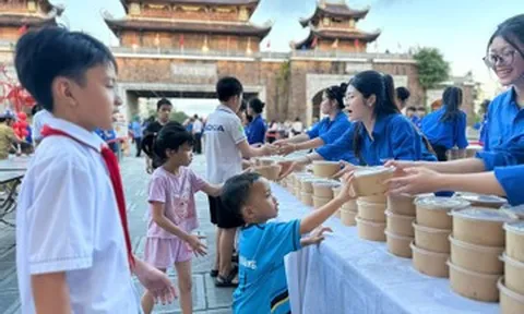 Buổi chiều khác lạ với thiếu nhi trước cổng tam quan ở Ninh Bình