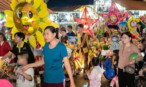 Thiếu nhi TPHCM rộn ràng rước đèn đón tết Trung thu
