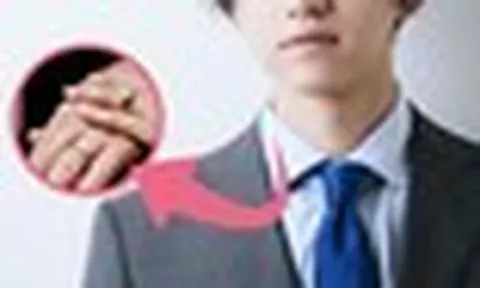 Danh tính nam ca sĩ thông báo kết hôn và lên chức bố trong cùng 1 ngày, hé lộ vợ theo cách khó ngờ