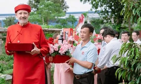 Chú rể 64 tuổi bay nửa vòng trái đất từ Mỹ về Đắk Lắk cưới vợ kém 21 tuổi