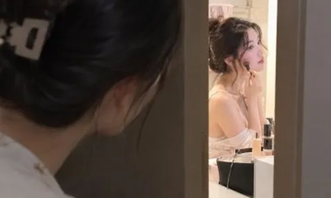 Chị giúp việc đi tắm rất hay quén chốt cửa, một lần vô tình nhìn vào tôi hoảng hốt