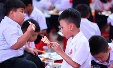 Đại tiệc buffet của 1700 em nhỏ Tây Giang: “Lần đầu tiên em được ăn pizza”