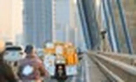 Hình ảnh cầu Nhật Tân sau khi tháo loạt biển báo khoảng cách vừa lắp