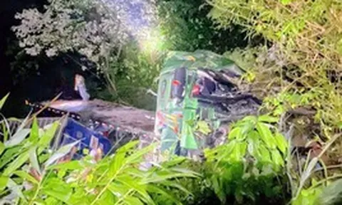 Xe đầu kéo lao vào hộ lan trên quốc lộ, tài xế tử vong