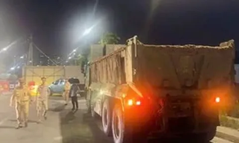 Hà Nội: Tài xế xe tải bị phạt 23 triệu đồng vì để bùn đất che lấp biển số