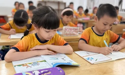 Phụ huynh học sinh lớp 1 than phiền, tối nào cũng ‘đánh vật' với con