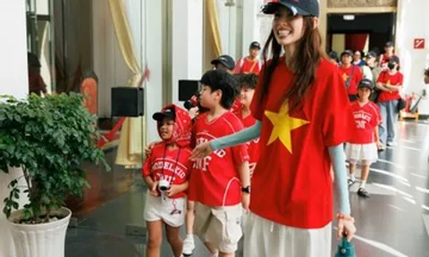 Người mẫu nhí: Đâu là ranh giới giữa sân chơi và showbiz?