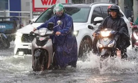 Mới 16h, toàn trung tâm TP.HCM mưa xối xả, ngập khắp nơi