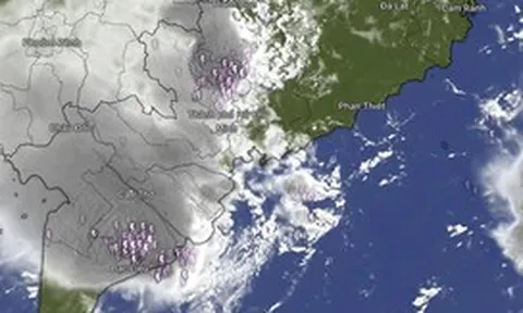 Hội tụ gió gây mưa to sấm chớp tại TP.HCM đêm qua, hôm nay vẫn còn mưa