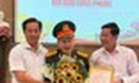 Đại tá Tư Cang tặng hai khẩu súng kỷ vật chiến tranh cho Bảo tàng