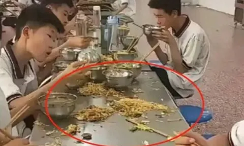 Bức ảnh học sinh cấp 2 ăn trưa ở căn tin trường khiến phụ huynh sửng sốt: Nhìn kỹ mới thấy điều bất thường