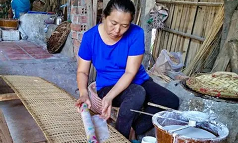 Bỏ nghề hướng dẫn viên, người phụ nữ TPHCM về giữ nghề bánh tráng 3 thế hệ