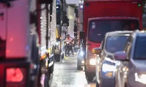 Xe tải, container nối đuôi dàn hàng ba trên quốc lộ 5