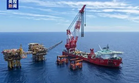 Phát hiện láng giềng Việt Nam cắm siêu trụ thép nặng 17.000 tấn, cao hơn tòa nhà 28 tầng, rộng bằng 22 sân bóng rổ ngay giữa biển, triển khai nhiệm vụ đặc biệt