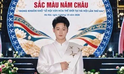 Người mẫu 16 tuổi Lê Tiến Đạt trình diễn áo dài ở Quảng trường Đông Kinh Nghĩa Thục