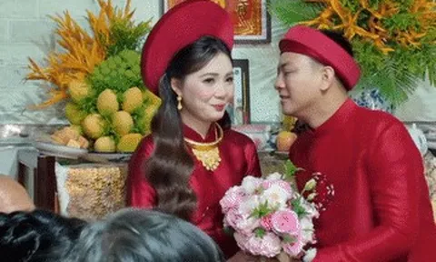 Ca sĩ nổi tiếng Hoài Lâm rước dâu bằng xe máy, Đàm Vĩnh Hưng song ca cùng chú rể