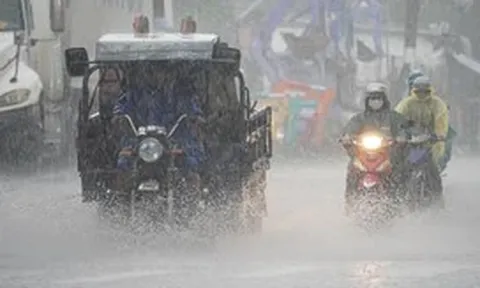 Dự báo TP.HCM và Nam Bộ có mưa dông kết hợp triều cường những ngày tới, người dân lưu ý gì?