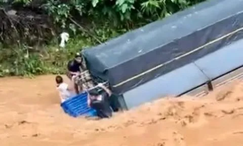 Nhân chứng vụ xe tải bị lũ cuốn trôi: Tôi cảnh báo mà tài xế vẫn lấy đà phóng qua suối