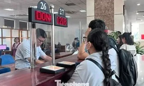 Khổ sở trong vai giám đốc, cú sốc 'tuýt còi' xuất cảnh