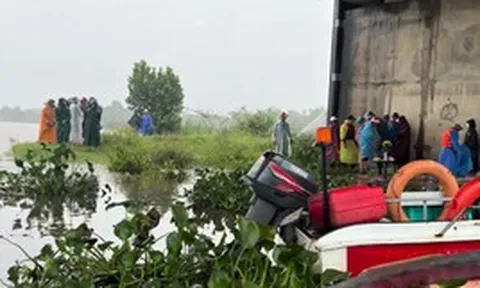 Lật ghe giữa mưa lớn, vợ không biết bơi bám bao cỏ trôi 300m thoát chết, chồng mất tích