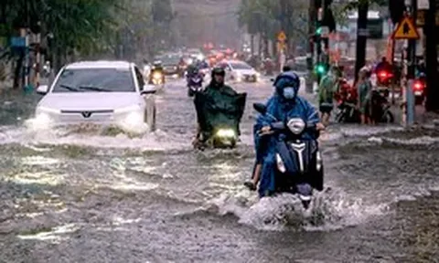 Mưa lớn ở Đồng Nai, nước từ hẻm tuôn như thác, nhiều tuyến đường ùn tắc