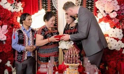 Cưới cô gái Pa Cô, chú rể Bỉ mang 10 con lợn, 10 con gà, 1 cặp dê làm sính lễ