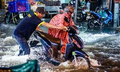 Mưa lớn ở TP.HCM ngày càng dồn dập, có gì bất thường?