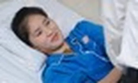 Xúc động khoảnh khắc giám đốc bệnh viện thăm cô giáo mất chân khi cứu học trò