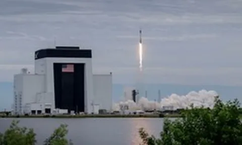 Công nghệ 10/10: SpaceX lấn sân viễn thông, Adobe có đối thủ AI miễn phí