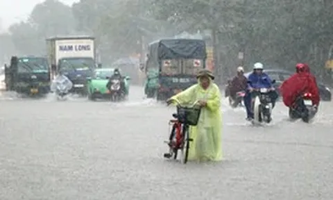 Mưa xuyên đêm, nhiều tuyến phố ở Vinh ngập sâu, phải lắp máy bơm dã chiến