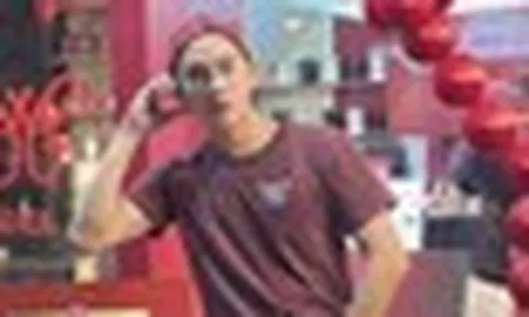 Nam diễn viên phim Việt giờ vàng đi bán trà sữa trên đường Xã Đàn (Hà Nội)