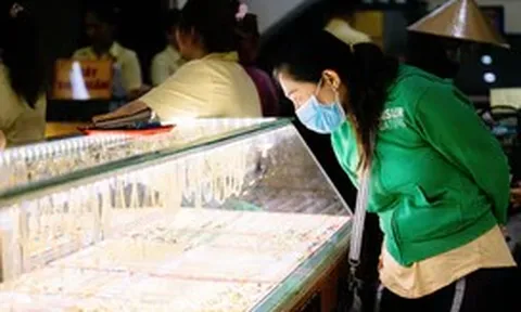 Giá vàng hôm nay 13-10: Vừa vượt 4.200 USD, vàng thế giới đã đảo chiều giảm sâu