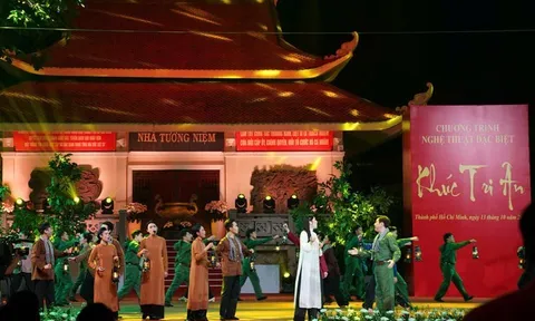 Lắng đọng chương trình nghệ thuật “Khúc tri ân” tại Công viên Lê Thị Riêng