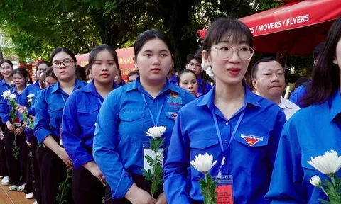 Xúc động hình ảnh người dân đứng hai bên đường tiễn đưa các liệt sĩ