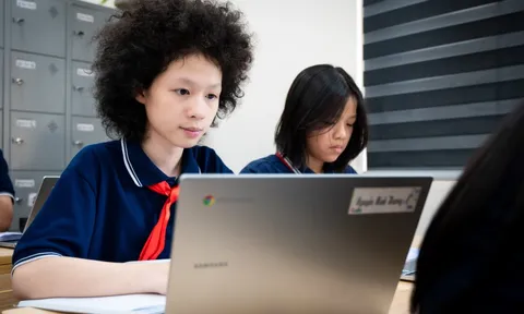 Lớp học số Google, học sinh học Văn, làm Toán trên laptop