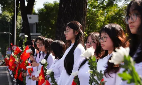 Học sinh TP.HCM cầm cúc trắng tiễn đưa 731 liệt sĩ về nơi an nghỉ