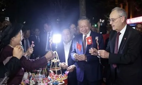 Tổng Bí thư, Chủ tịch nước Tô Lâm, Tổng thống Thụy Sĩ dạo phố đi bộ hồ Hoàn Kiếm