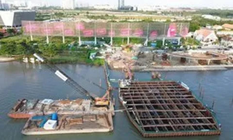 100 người đưa khối thép 3.400 tấn, dài gần 200 m lên sà lan khổng lồ, vượt 124 km đường thủy để thực hiện công việc đặc biệt giữa TP.HCM