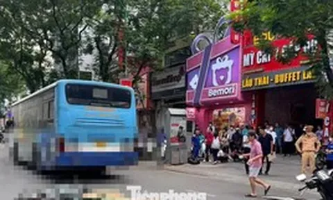 Va chạm giữa xe buýt và xe máy tại Hà Nội, một cô gái tử vong tại chỗ