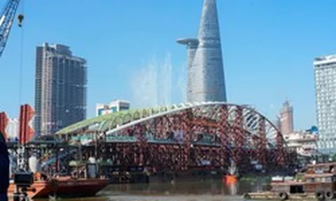 Cầu đi bộ hình lá dừa qua sông Sài Gòn hợp long thành công sau 8 giờ thi công
