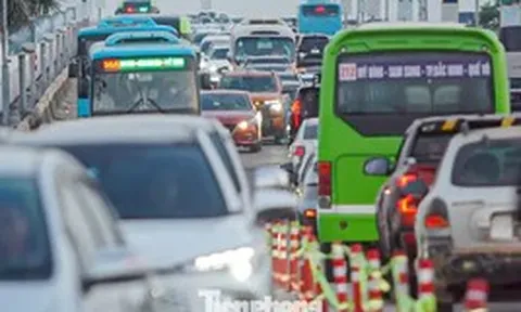 Cầu Thăng Long ùn tắc từ sáng đến đêm