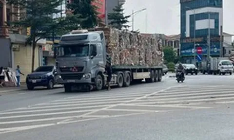 Mẹ tử vong, con nhỏ bị thương sau va chạm xe đầu kéo ở Hưng Yên