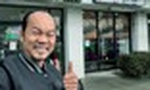 Nam diễn viên SN 1976 sang Mỹ vài ngày đã đi tìm bánh mì Việt, đến mộ Chí Tài: "Em tới thăm anh trai đây"