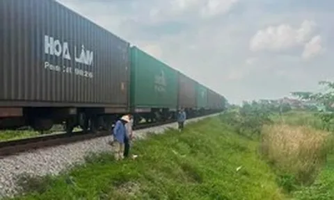 Chạy xe máy băng qua đường sắt, người phụ nữ bị tàu tông tử vong
