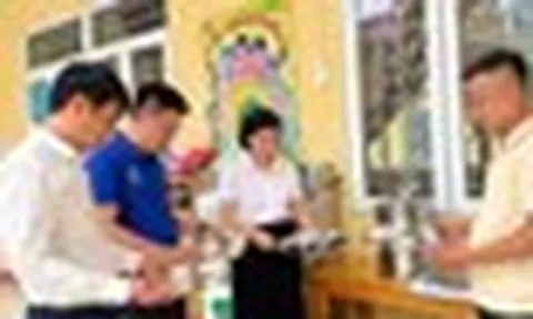 Vụ nhiều học sinh ở Thái Nguyên bất thường về sức khỏe: Cấp lại nước uống cho học sinh